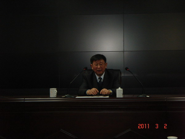 集團董事席華武總經(jīng)理、王重樂(lè )副總經(jīng)理，集團書(shū)記張正山親臨培訓現場(chǎng)為大家授課